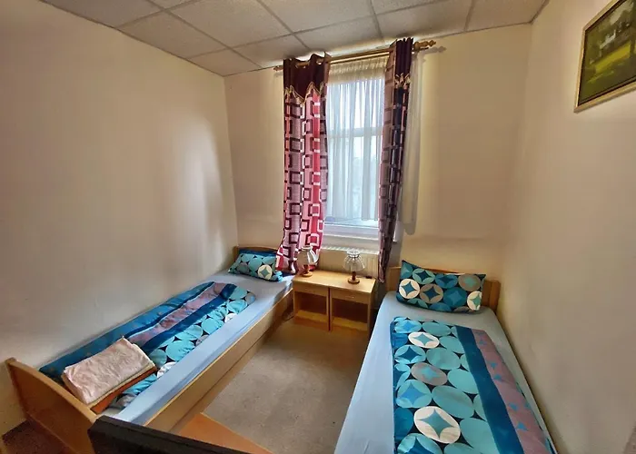 Maccaroni Restaurants & ホテル