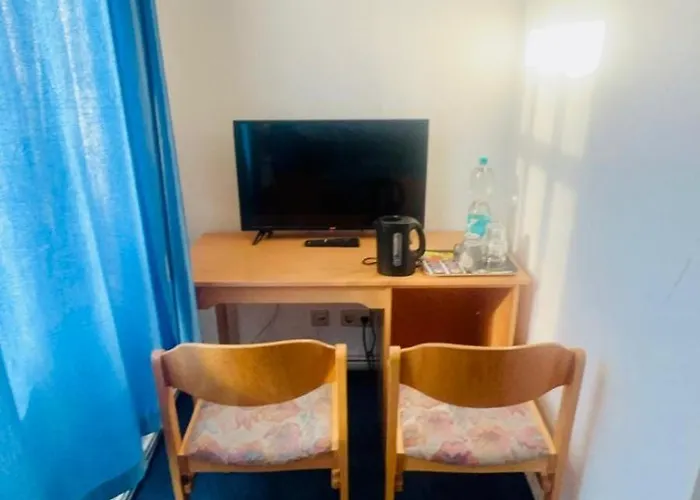 Maccaroni Restaurants & ホテル *