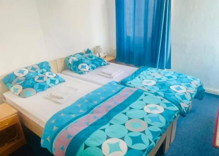 Maccaroni Restaurants & *